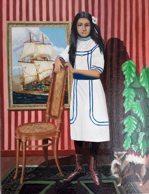 Grand-mère Cornélie. Portrait de jeune fille créole du XIX -ème siècle en pose photo. Le décor en fond est typique de cette époque avec un motif de rayures alternées de bandes roses et bordeaux. Une représentation d'une galère à voile de la marine de guerre de la première moitié du XIX -ème siècle est accrochée au mur derrière le personnage. La jeune fille d'environ 15 ans vêtue d'une robe blanche avec les lisères blanches est appuyée sur le dossier d'une chaise cannée. Le reste du décor se compose d'un tapis allongé sur le sol en parquet une plante verte trône sur la gauche du personnage et un chien de race Loulou semble attendre une faveur de sa maîtresse.