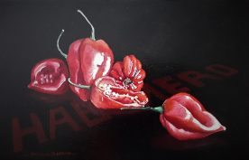 Piments habaneros rouges sur fond noir. La mention habanéro se lit sur le support en reflet. Reproduction d’œuvres d’art.