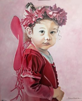 La fée papillon. Ysée jeune enfant de 3 ans en costume rouge de fée avec des ailes dans le dos et une couronne de feuilles en papier.