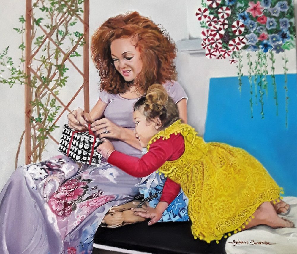 Le cadeau. Jeune maman et sa fille sur un coffre .elle ouvre un cadeu emballé dans un papier noir à motif blanc. La scène illustre la complicité et la tendresse entre les deux personnage