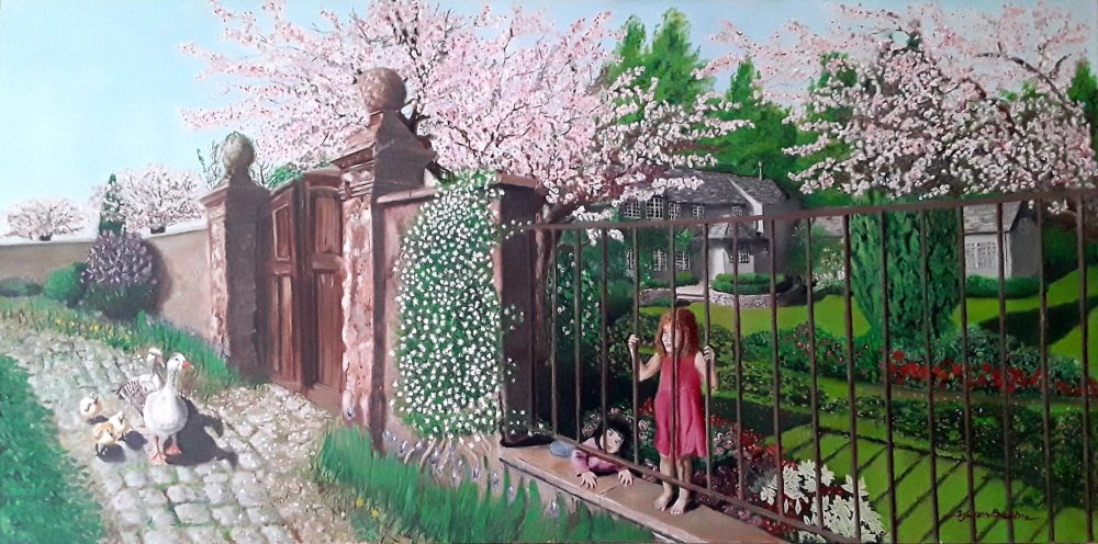 le printemps.Une famille d'oies déambulant sur un chemin de campagne longeant une propriété où deux fillettes les observent à travers une grille.