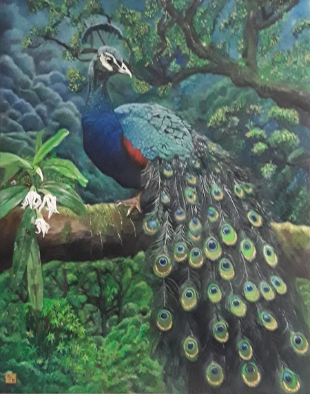 Argos le paon. Un paon magnifique posé sur une branche hautement perché au-dessus d'une forêt dense, le regard tourné vers l'arrière de son corps. Sa longue queue oscellée de cent yeux dépasse du cadre de la toile.