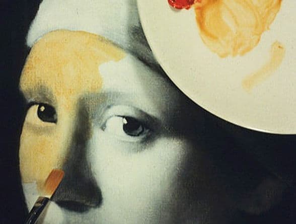 Image d'une peinture en cours représentant un visage, avec des coups de pinceau et une palette de couleurs. Peinture sur grisaille